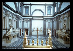 Utsikt over interiøret designet av Michelangelo Buonarroti (1475-1564) som viser Medici-gravene til Lorenzo, hertugen av Urbino (1492-1519) (l) og Giuliano, hertugen av Nemours (1479-1516) (r), 1520-24 og 1530 av Michelangelo Buonarroti