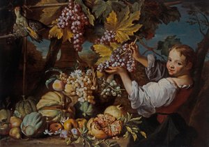 En ung jente som presenterer en haug med druer med et stilleben av frukt