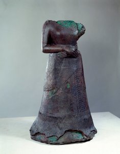 Elamitt-sivilisasjon: bronsestatue av dronning Napir Asu med elamitt-inskripsjon. 1250 f.Kr. Fra stedet til Susa, Iran. Søn 1,29x0,73 m Paris, musee du Louvre av Middle Elamite Period