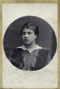 Gammelt portrett av en ung jente. Bildet ble tatt rundt 1914 (bilde) av Mikhail Pogosov