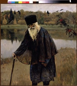 En eremitt (En eremitt). En gammel mann, med skjegg og hvitt hår, går, bøyd over stokken, ved bredden av en innsjø. Maleri av Mikhail Vasilyevich Nesterov (1862-1942), olje på lerret