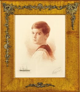 Portrett av tronfølgeren Tsarevich Alexei Nikolaevich av Russland med en bemerkelsesverdig skildring av Imperial Yacht, 1913