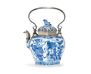 Blå og hvit tekanne og deksel (keramikk og sølv) av Ming Dynasty Chinese School