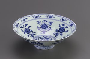Skål med koniske sider og bladkant, Jingdezhen, Jiangxi-provinsen, 1426-35 (porselen med koboltpigment under klar fargeløs glasur)