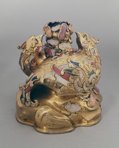 Kinesisk vinkar av forgylt kobber i form av føniks på en stein av Ming Dynasty Chinese School