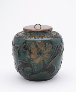 Polykrom krukke med lakklokk (keramikk og lakkert tre) av Ming Dynasty Chinese School