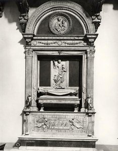 Monument til grev Ugo (d.1001) Markgreve av Toscana (marmor) (s/hvitt foto)