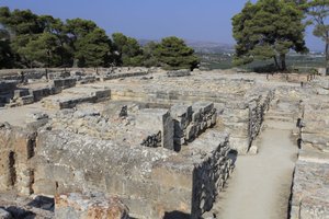 Det minoiske arkeologiske stedet Phaistos. North East-komplekset. Kompleks med fire rom i direkte tilknytning til det gamle palasset. Disse rommene ble brukt til å lagre verdifulle rituelle kar. Den berømte "" Phaistos-skiven"" med hieroglyfisk skrift ble  av Minoan