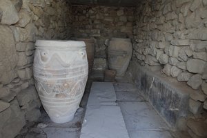 Det minoiske arkeologiske stedet Phaistos. Magasinet til den gigantiske pithoi (lagringskrukker). Disse glassene er dekorert med skive- og taumønster i relieff. av Minoan