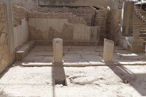 Det minoiske arkeologiske stedet Phaistos. Dronningens Megaron (dvs. dronningens leiligheter). Den sørligste av "" Royal Apartments of Phaistos. Gulvet ble belagt med gipsplater og rød puss som fylte mellomrommet. Gips ble også brukt til thr benc av Minoan