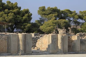 Det minoiske arkeologiske stedet Phaistos. Porten til nordfløyen som åpner seg fra den sentrale domstolen. Nordfløyen er den viktigste fløyen til palasset fordi den antas å ha huset "" Royal Apartments "". Port som fører til komplekset av " av Minoan