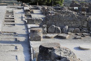 Det minoiske arkeologiske stedet Phaistos. Generell utsikt over vestfløyens helligdommer langs den sentrale domstolen fra nordfløyen. Det var to typer helligdom: "Benkhelligdom" og "Lutralbasseng". "" Bench Shrine"" var et lite og rektangulært rom med lavt av Minoan