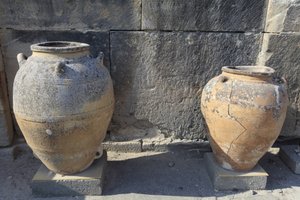 Det minoiske arkeologiske stedet Phaistos. Stor pithoi (oppbevaringskrukke), funnet ved sentralretten. Kreta. av Minoan