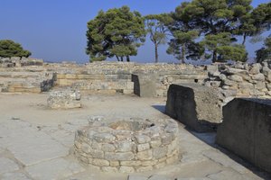 Det minoiske arkeologiske stedet Phaistos. En del av North East Complex. Kompleks med fire rom i direkte tilknytning til det gamle palasset. Disse rommene ble brukt til å lagre verdifulle rituelle kar. Den berømte "" Phaistos-skiven"" med hieroglyfisk skri av Minoan