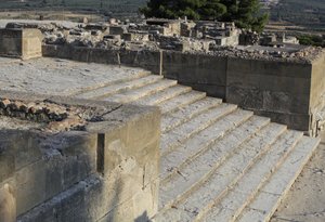 Det minoiske arkeologiske stedet Phaistos. Trapp som starter i vestgården og fører til The Propylaea, rektor og den mest imponerende inngangen til det nye palasset (1700-1450 f.Kr.). Phaistos, Kreta. av Minoan