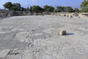 Det minoiske arkeologiske stedet Phaistos. Den sentrale domstolen, et grunnleggende arkitektonisk element i Minoen-palasset. Det er en kjerne som de forskjellige vingene er satt rundt. Denne sentrale domstolen ble bygget i det gamle palassets tid (1900-170 av Minoan