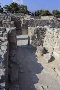 Det minoiske arkeologiske stedet Phaistos. Vestmagasinene. Stort kompleks av palassbodene. Utsikt over noen av de 11 magasinene som palassets varer ble lagret i (1900-1700 f.Kr.) Phaistos, Kreta. av Minoan