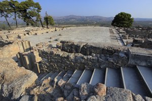 Det minoiske arkeologiske stedet Phaistos. Utsikt over den sentrale domstolen fra nordfløyen. Den sentrale domstolen var et grunnleggende arkitektonisk element i Minoen-palasset. Det er en kjerne som de forskjellige vingene er satt rundt. Denne sentralrett av Minoan