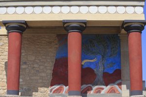 Minoen arkeologiske funnsted i Knossos. Nord inngang, Nord søyle Hall. Bastion rekonstruert av Arthur Evans hvor han satte en kopi av en restaurert reliefffreske av en okse. Knossos, Kreta. av Minoan