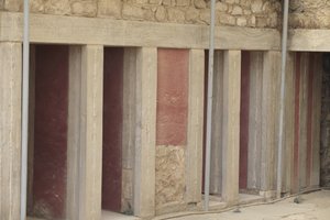 Minoen arkeologiske funnsted i Knossos. Vestfløyen ved siden av "" trepartshelligdommen"". Rom med to store rektangulære depoter senket ned i gulvet. De var fulle av leirvaser og verdifulle gjenstander, blant annet de berømte statuettene som representerte  av Minoan