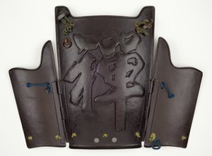 Brystplate og to sideplater av en hengslet femseksjons rustning i yukinoshita-stil, med preget design av karakteren for 'Zen', februar 1716 (jern, kobberlegering, lakk og silkesnor) av Miyata Katsusada