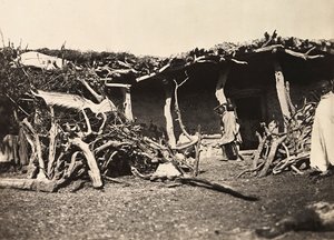 Building an Empire i den fascistiske tidsalderen: Abessinian hut, 09/05/1936 (s/hvitt-bilde) av Modestino Baldinetti