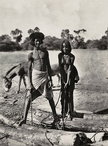 'Building an Empire' i den fascistiske tidsalderen: Beni-Amer-indianer ved en vannbrønn, 09.05.1936 (s/hvitt-bilde)