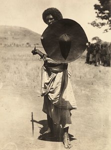 Bygge et imperium i den fascistiske tidsalderen: Cunama-kriger, 09.05.1936 (s/hvitt-bilde) av Modestino Baldinetti