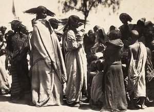 Building an Empire i den fascistiske tidsalderen: Muslimske jenter, 09.05.1936 (s/hvitt-bilde) av Modestino Baldinetti