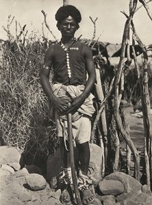 Bygge et imperium i den fascistiske tidsalderen: en Cunama-mann, 09.05.1936 (s/hvitt-bilde) av Modestino Baldinetti