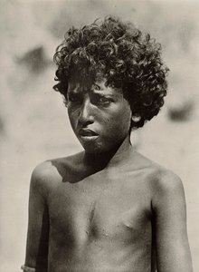 Bygge et imperium i den fascistiske tidsalderen: en gutt fra Beni Amer-stammen, 09.05.1936 (s/hvitt-bilde)