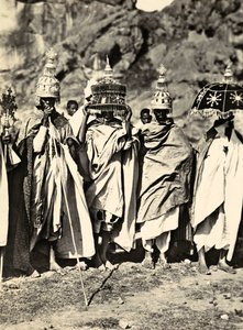 "Building an Empire" i den fascistiske tidsalderen: en gruppe abyssiniske prester, 09.05.1936 (s/hvitt-bilde) av Modestino Baldinetti