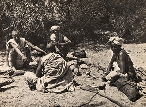 Bygge et imperium i den fascistiske tidsalderen: en gruppe nomader som hviler, 09.05.1936 (s/hvitt-bilde) av Modestino Baldinetti
