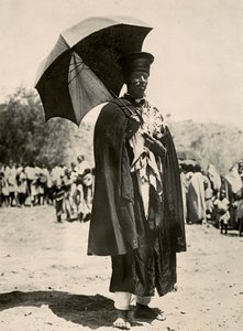 Bygge et imperium i den fascistiske tidsalderen: en abyssinisk prest, 09.05.1936 (s/hvitt-bilde) av Modestino Baldinetti