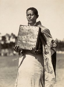 "Building an Empire" i den fascistiske tidsalderen: en abyssinisk prest som bærer en bok med evangeliene, 09.05.1936 (s/hvitt-bilde) av Modestino Baldinetti