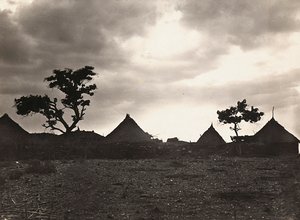 Bygge et imperium i den fascistiske tidsalderen: solnedgang ved Mai Zaghenà, 09.05.1936 (s/hvitt-bilde) av Modestino Baldinetti