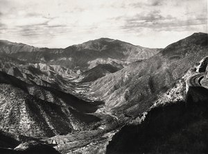 Bygge et imperium i den fascistiske tidsalderen: Dorfu-dalen, 09.05.1936 (s/hvitt-bilde) av Modestino Baldinetti