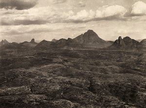 "Building an Empire" i den fascistiske tidsalderen: fjellene i Adua, Etiopia, 09.05.1936 (s/hvitt-bilde) av Modestino Baldinetti