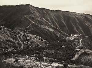 Bygge et imperium i den fascistiske tidsalderen: veien på Massaua-Asmara-åsene, 09.05.1936 (s/hvitt-bilde) av Modestino Baldinetti