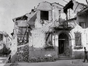 Bombardementene til Sermide: et hus som ble alvorlig skadet under andre verdenskrig. En del av fasaden kan sees av Modestino Baldinetti