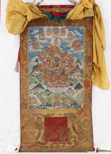 Damjen Garwa Nagpo, midten av 1800-tallet (mineralpigmenter på størrelse bomull, originale Qing-brokadefester, originalt støvdeksel, mongolske dusker og stang med hetter)
