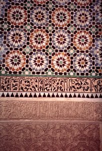 Den nedre veggen til hovedgårdsplassen, bygget av saadianerne i 1565 (zellij-flisverk og stukkatur) av Moroccan School