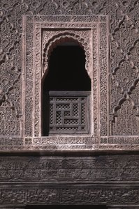 Utsikt over et vindu i gårdsplassen til Ali ben Youssef Medersa, bygget av saadianerne i 1565 (sedertre og stukkatur)