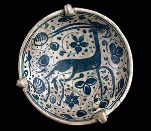 Art mudejar: keramisk kopp azul, dekorert med en hjort av Paterna, Manises (spansk-maurisk stil). Barcelona fra 1300- eller 1400-tallet. Barcelona Keramikkmuseum, Spania av Mudejar School