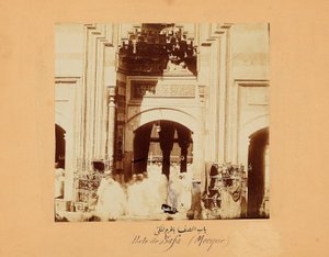 Safa-porten, et av en gruppe bilder av Mekka og islams hellige steder, ca. 1879-80 (albumtrykk) av Muhammad Sadiq Bey