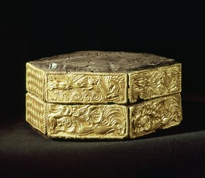 Sekskantede pyxis dekorert med dyr, fra Grav V, Gravsirkel A, Mykene (tre og gull)