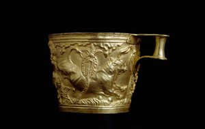 Mykensk kunst: gullbeger dekorert av et okserelieff fra Vapheio, mykensk festning sør for stedet til Sparta. 1500 f.Kr. Athen, Nasjonalt arkeologisk museum av Mycenaean