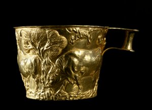 Mykensk kunst: gullbeger avstøter med representasjon av en okse som flirer terrenget fra stedet til Vapheio (eller Vaphio eller Vafio). 1500 f.Kr. Dim. 8 cm Nasjonalt arkeologisk museum i Athen, Hellas. - Mykensk kunst: gjenvekst gullbeger med en okse som 
