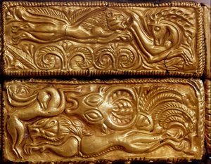 Mykensk kunst: "" løve som jakter hjort i en skog""" detalj av en trekassett dekket med gullblader fra grav V, Mykenes. 1500-tallet f.Kr. Athen, Nasjonalt arkeologisk museum av Mycenaean