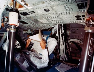 En astronaut inne i en NASA-kommandomodul, 1970-tallet. av NASA Images